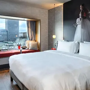 Radisson Red Hotel, ホテル